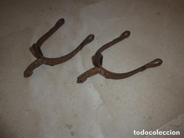 Militaria: Lote 2 antiguos estribos de caballeria de forja de siglo XVIII, pareja, originales