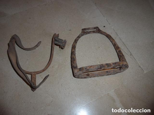 Militaria: Lote de caballeria antigua. Estribo antiguo y espuela. Original.