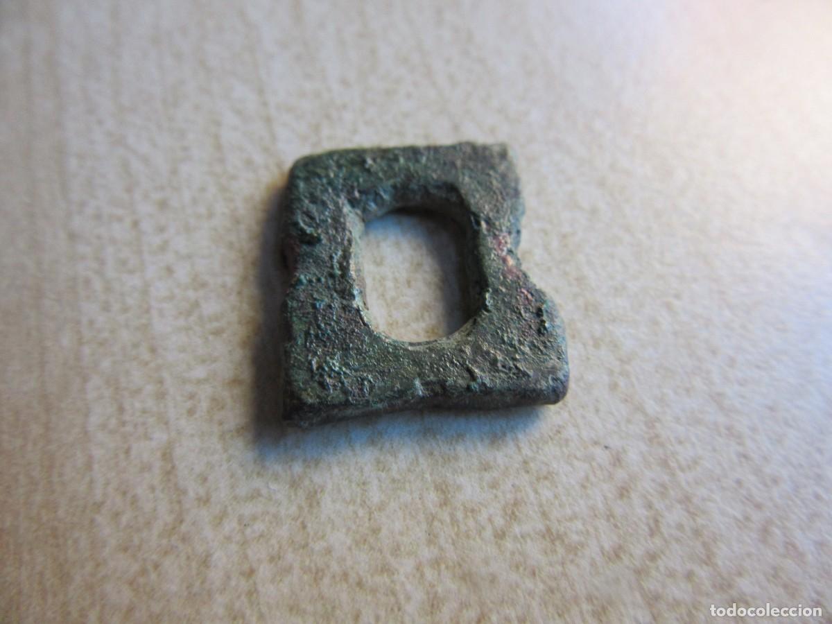 Militaria: Hebilla visigoda bronce Medidas 1,7 x 1,5 cm