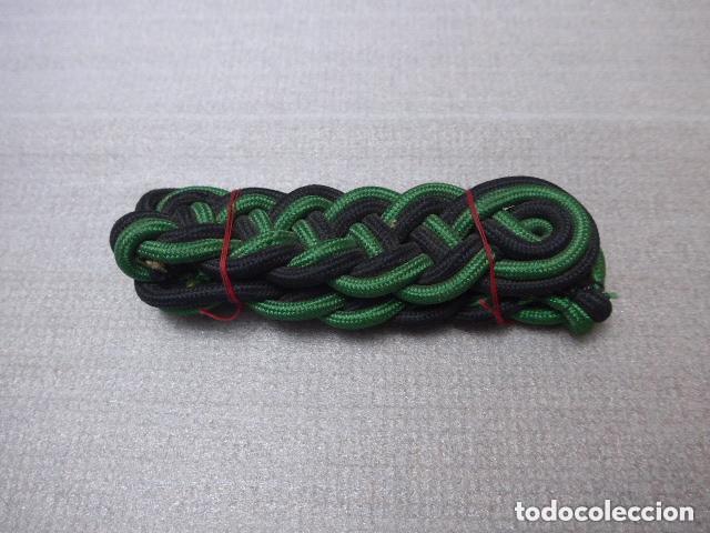 Militaria: Antigua pareja de hombreras verdes y negras espa&ntilde;olas a identificar. Original.