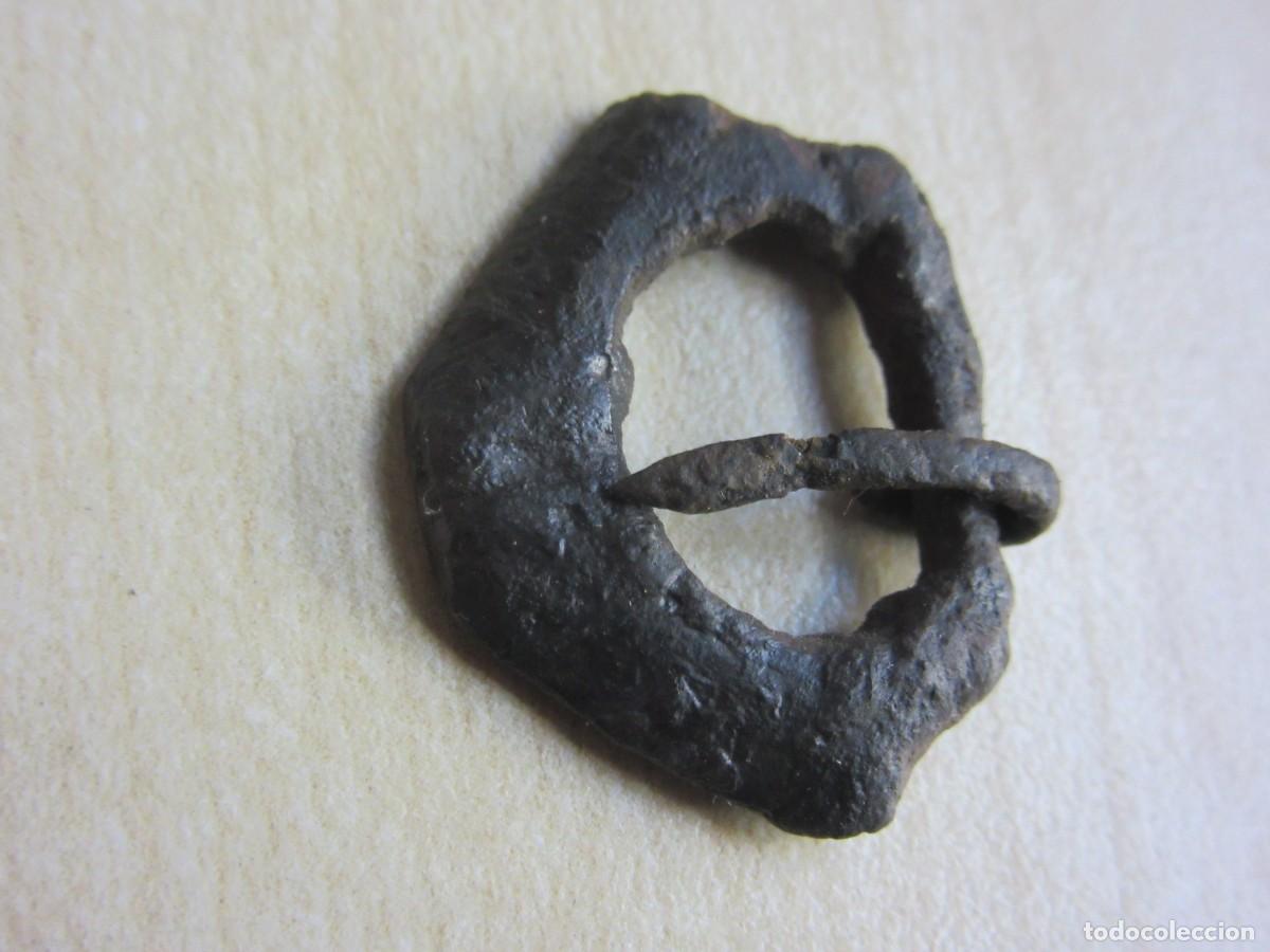 Militaria: Hebilla medieval de bronce Medidas 2,3 X 1,8 cm