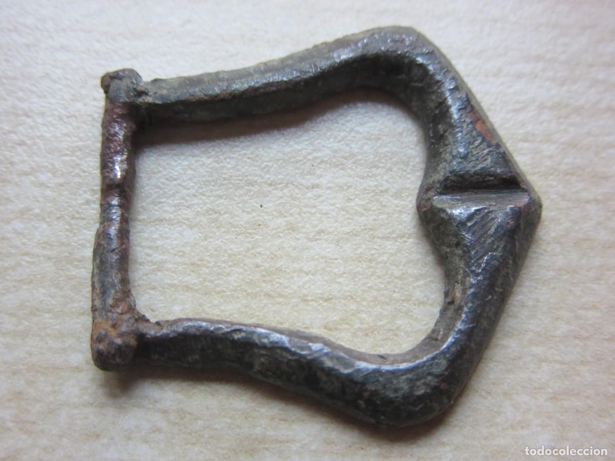 Militaria: Interesante hebilla medieval de bronce Medidas 3 x 2,8 cm
