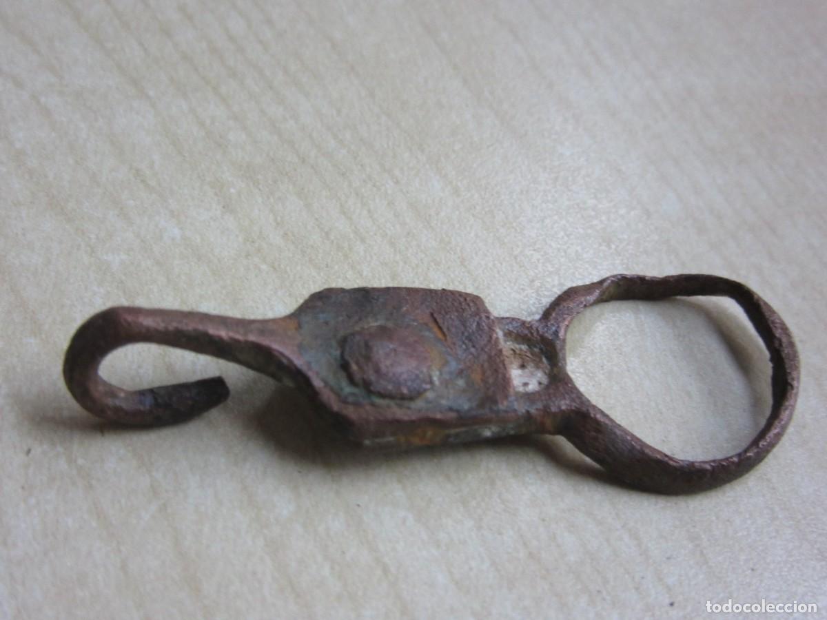 Militaria: Hebilla de enganche de bronce Medieval Longitud 5,2 cm