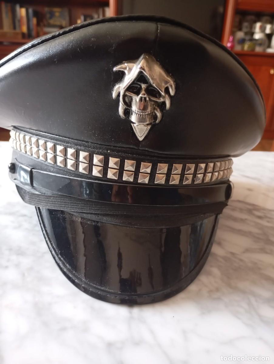 Militaria: gorra con escudo calabera