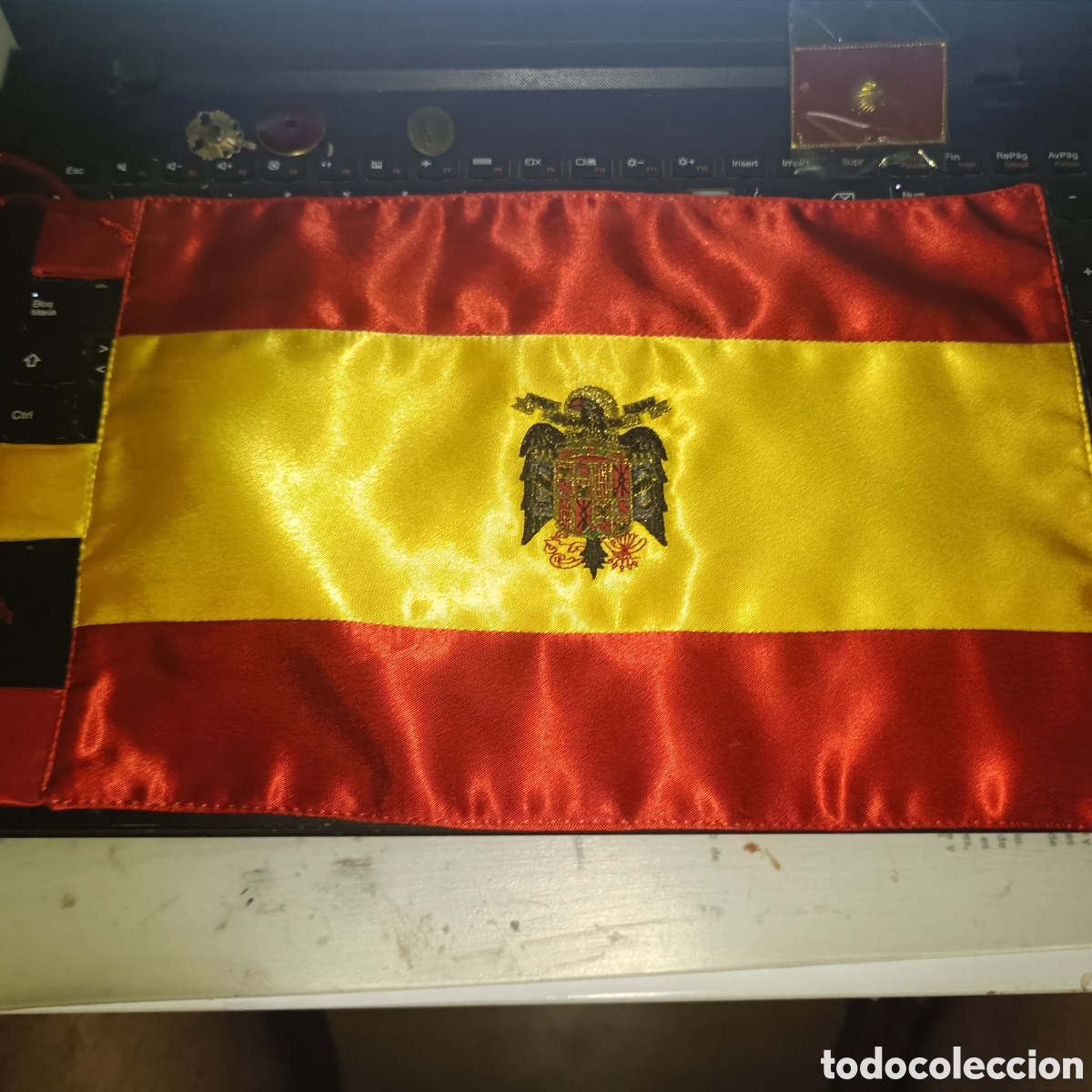 Militaria: Peque&ntilde;o-realizado en raso con el escudo del &aacute;guila