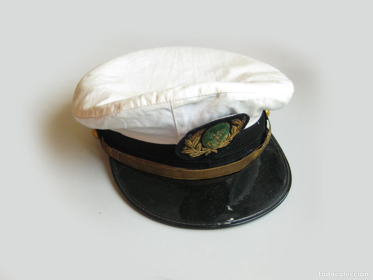Militaria: GORRA DE PLATO DE OFICIAL DE M&Aacute;QUINAS DE MARINA MERCANTE CON CUCARDA BORDADA Y FUNDA BLANCA. A&Ntilde;OS 60