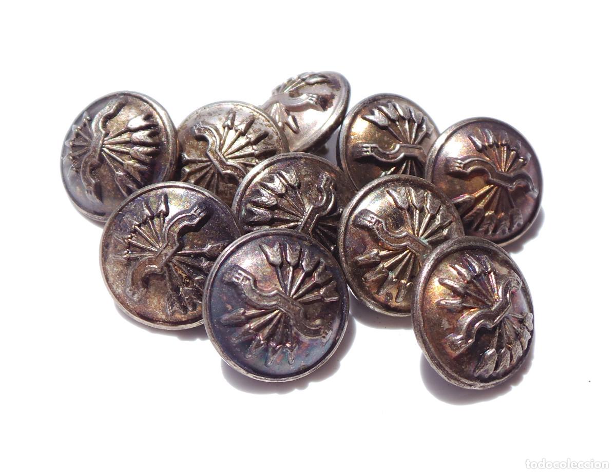 Militaria: LOTE DE BOTONES, FALANGE.- 1,5 CM DE DI&Aacute;METRO. APROX. YUGO Y FLECHAS.