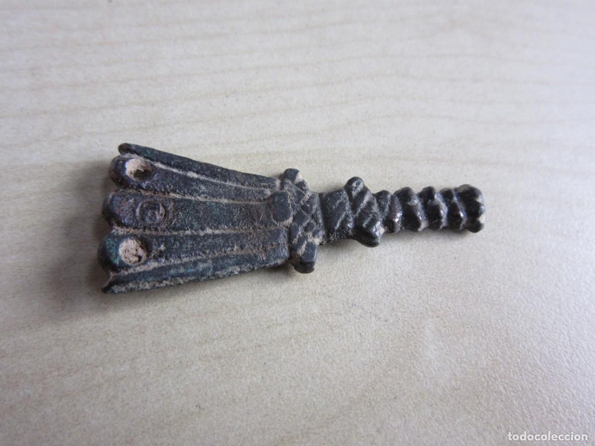 Militaria: Bonita contera medieval de bronce Medidas 4,5 cm