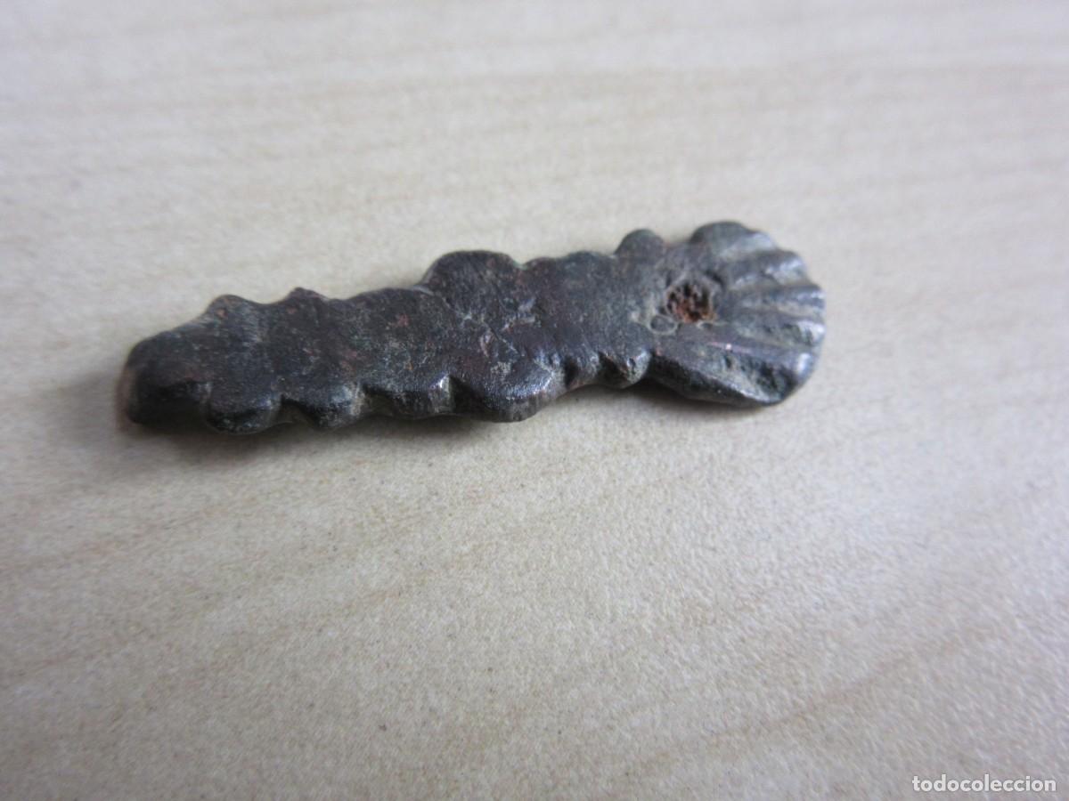 Militaria: Contera de enganche medieval de bronce con concha Medidas 3,6 cm