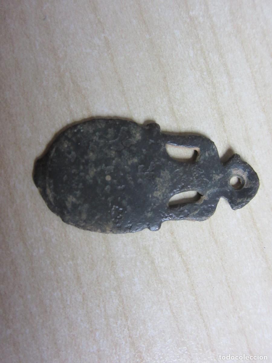 Militaria: Contera de bronce Posible medieval con forma de jarra Medidas 3,7 x 2 cm
