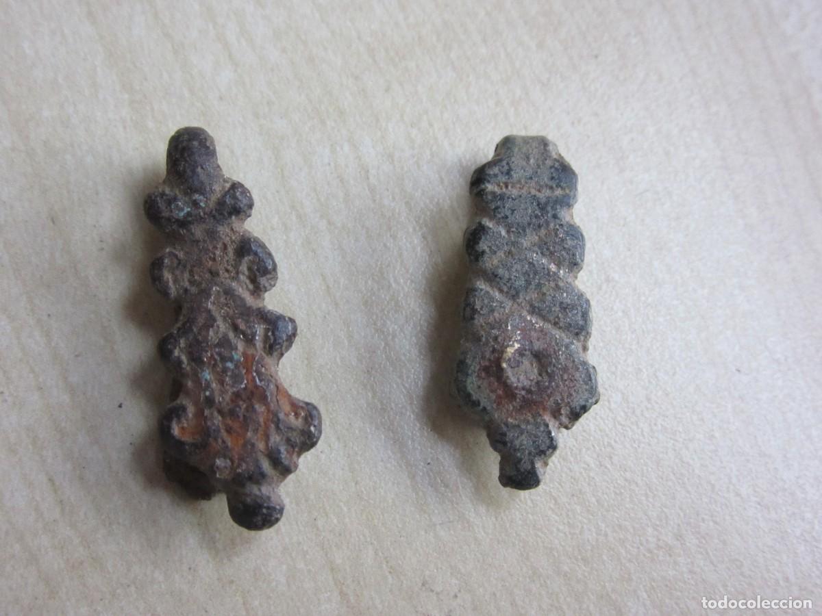 Militaria: Dos enganches de correaje decorados medidas 2,6 cm
