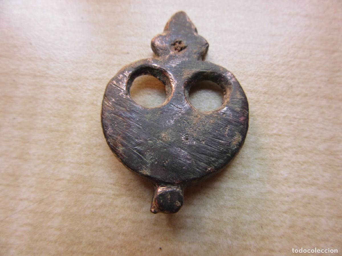 Militaria: Contera medieval o romana de bronce Medidas 3,5 x 2,7 cm