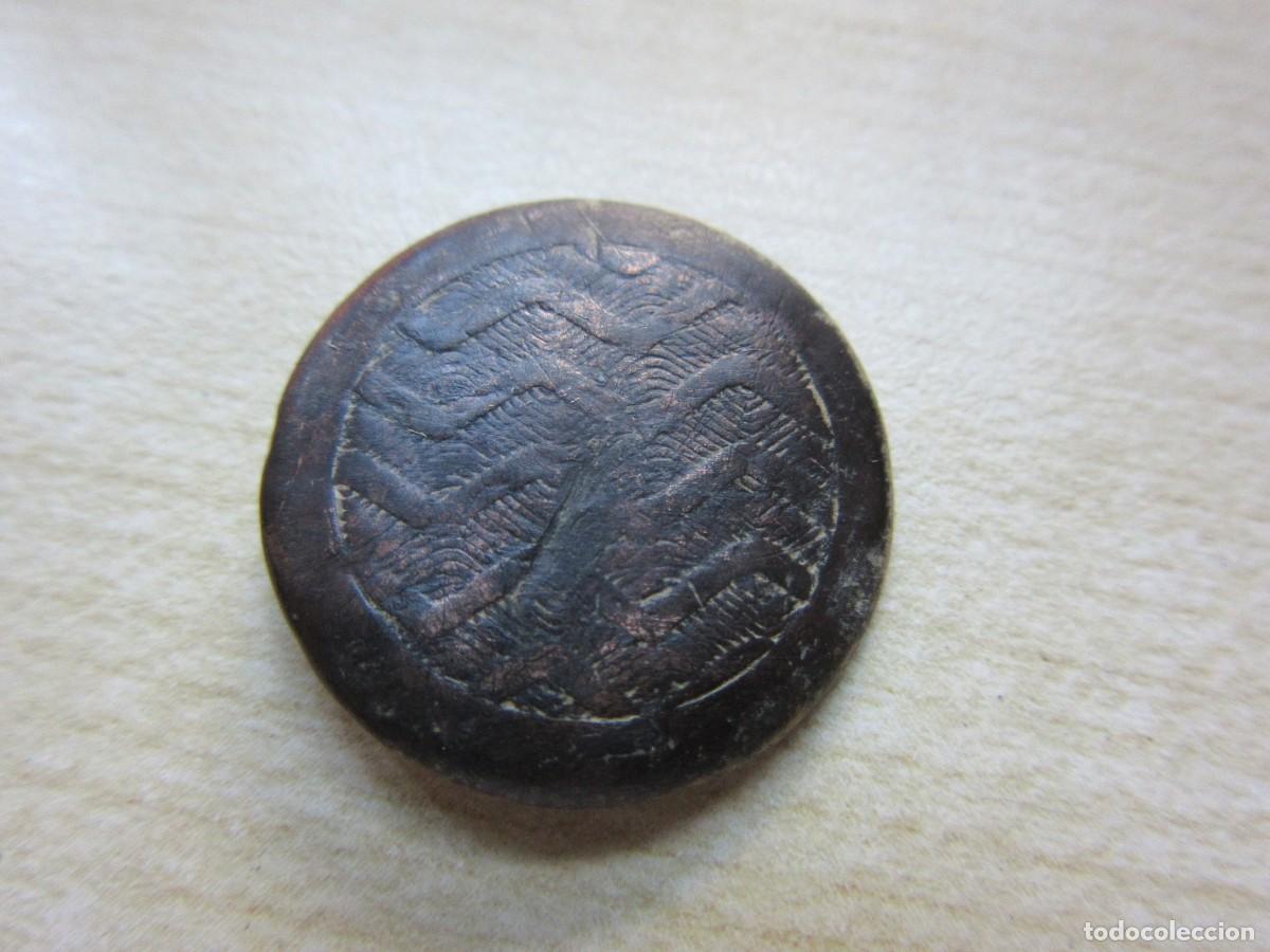 Militaria: Curioso bot&oacute;n de bronce Marca fabricante M.T.D.G.Siglo XVIII-XIX Di&aacute;metro 2 cm