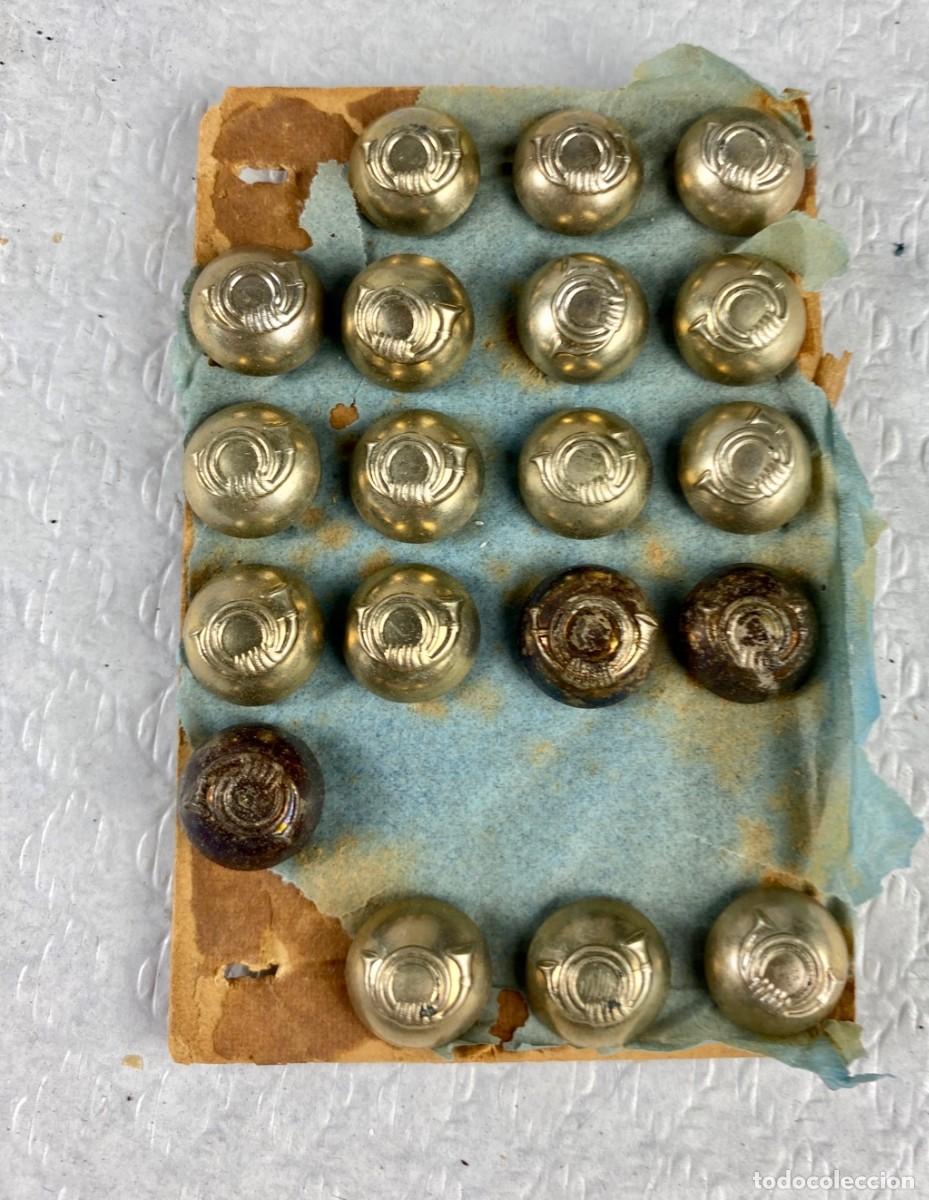 Militaria: CABALLER&Iacute;A LIGERA 1825 con ba&ntilde;o de plata lote de 21 botones de 15mm Siglo XIX 62