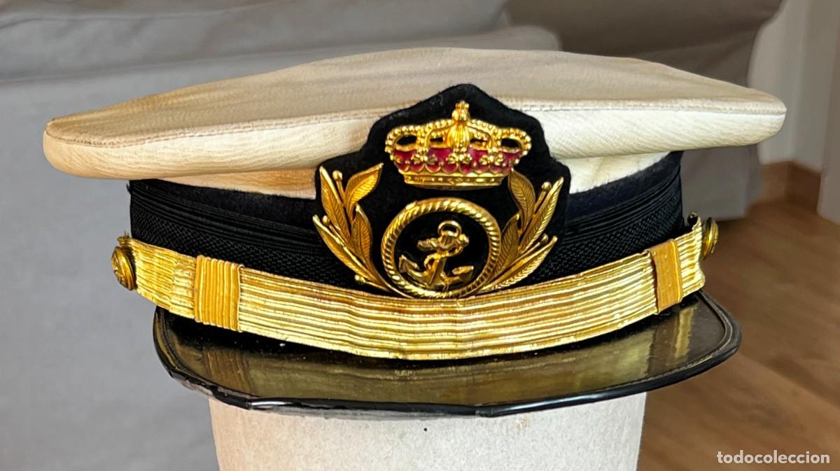 Militaria: Gorra de plato de gala para Oficial de la Armada Espa&ntilde;ola, modelo cl&aacute;sico con cubierta blanca y embl