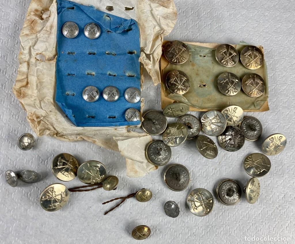 Militaria: CABALLER&Iacute;A lote de 38 botones surtidos Siglo XIX 65