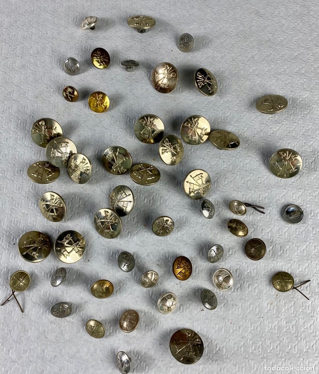 Militaria: CABALLER&Iacute;A lote de 50 botones surtidos Siglo XIX 66