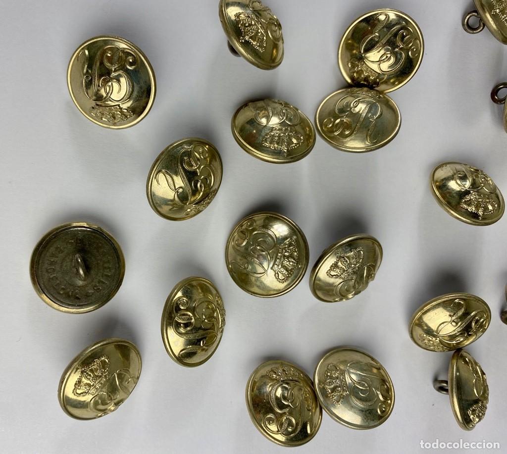 Militaria: GUARDIA REAL lote de 25 botones de 23mm Siglo XIX 67