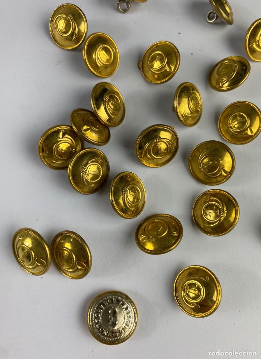 Militaria: 1er BATALL&Oacute;N de CAZADORES sobredorados lote de 25 botones de 15mm Siglo XIX 68