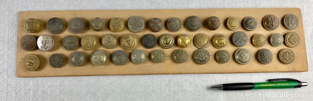 Militaria: BANDEJA de botones surtidos con 43 botones diferentes 1