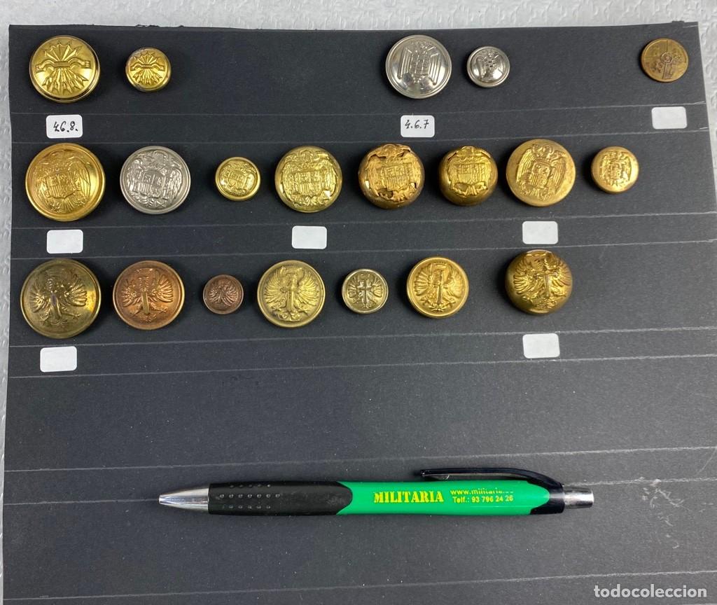 Militaria: BANDEJA de botones surtidos con 20 botones diferentes 3