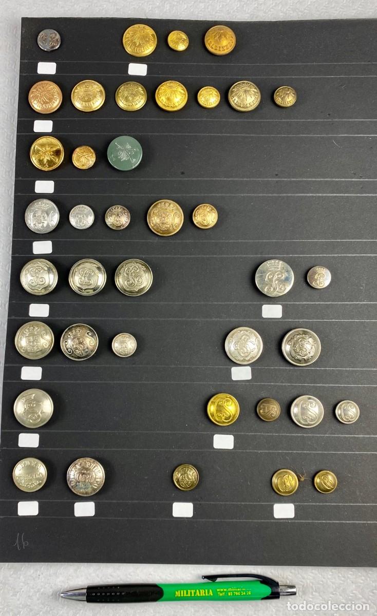 Militaria: BANDEJA de botones surtidos con 39 botones diferentes 5