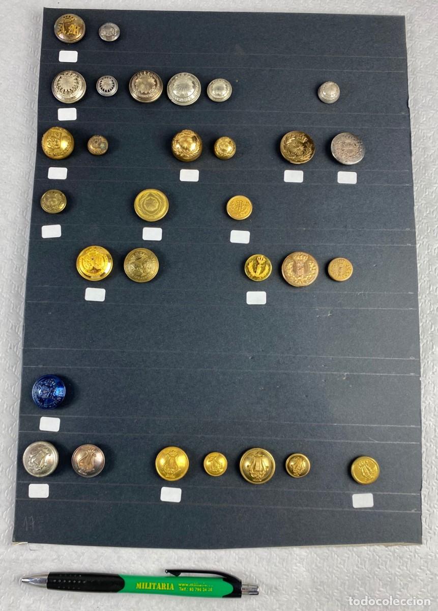 Militaria: BANDEJA de botones surtidos con 29 botones diferentes 6