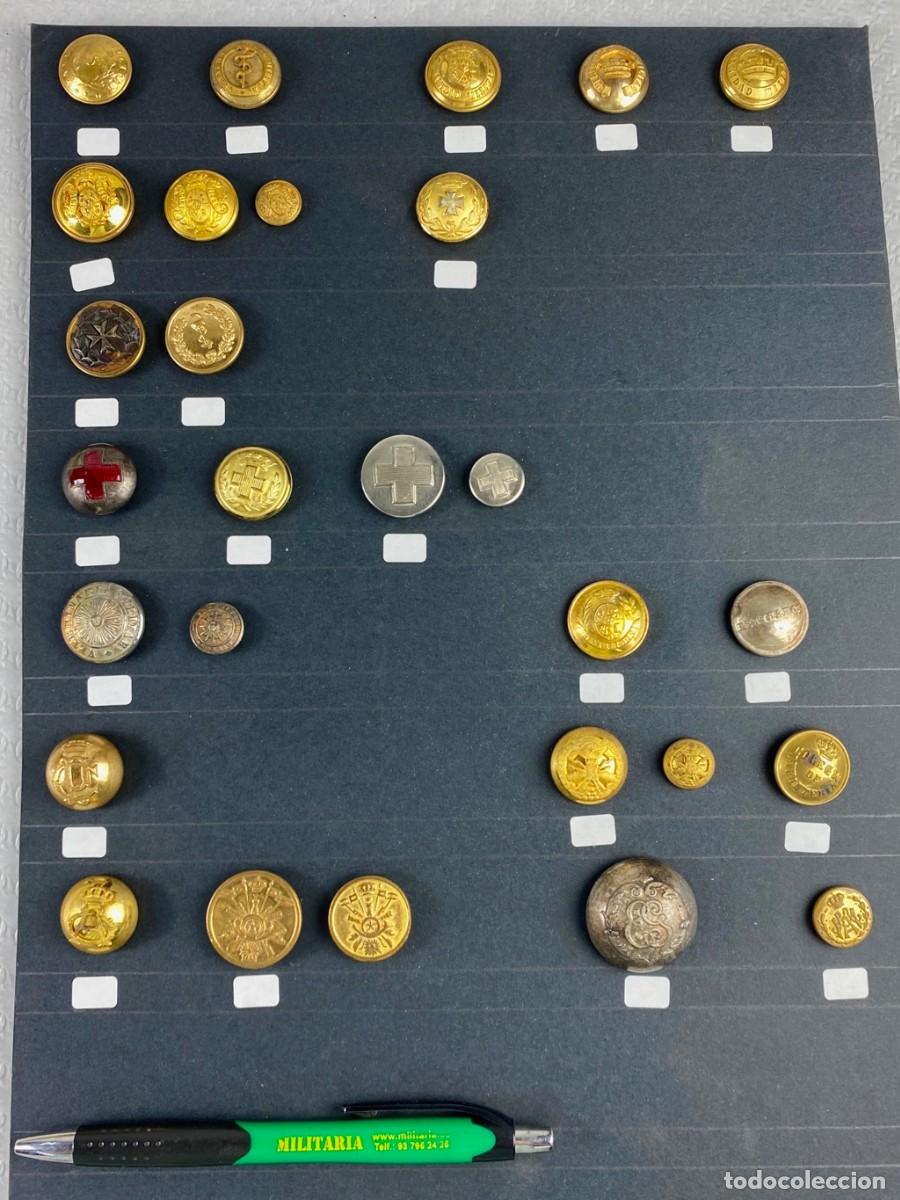 Militaria: BANDEJA de botones surtidos con 28 botones diferentes 7