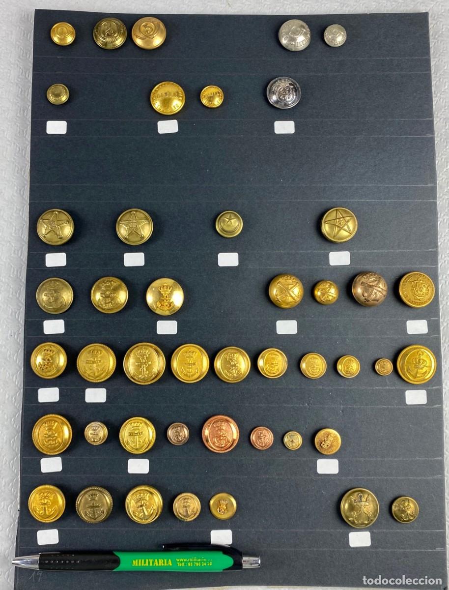 Militaria: BANDEJA de botones surtidos con 45 botones diferentes 8