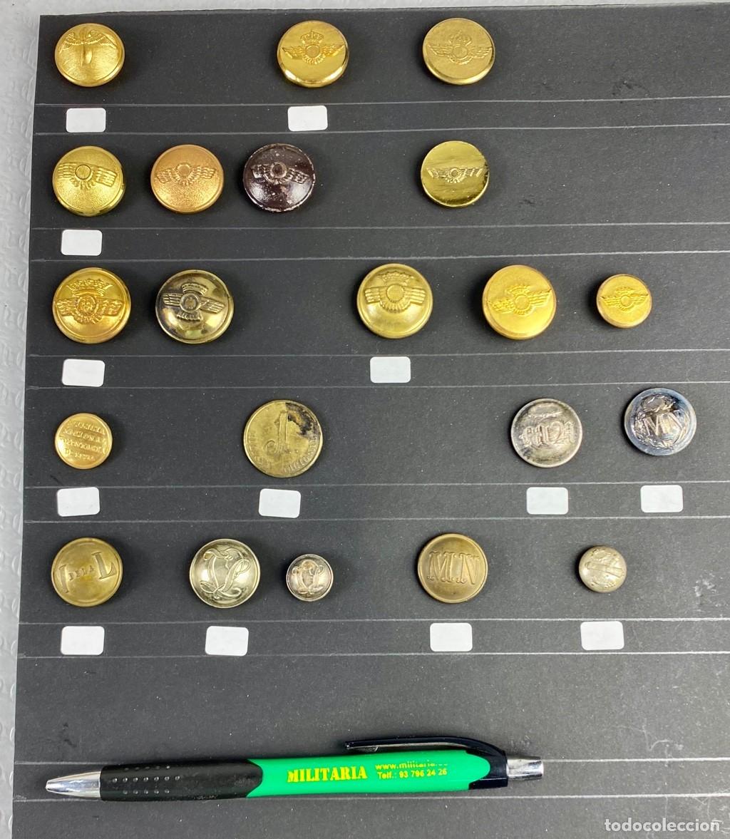 Militaria: BANDEJA de botones surtidos con 21 botones diferentes 9