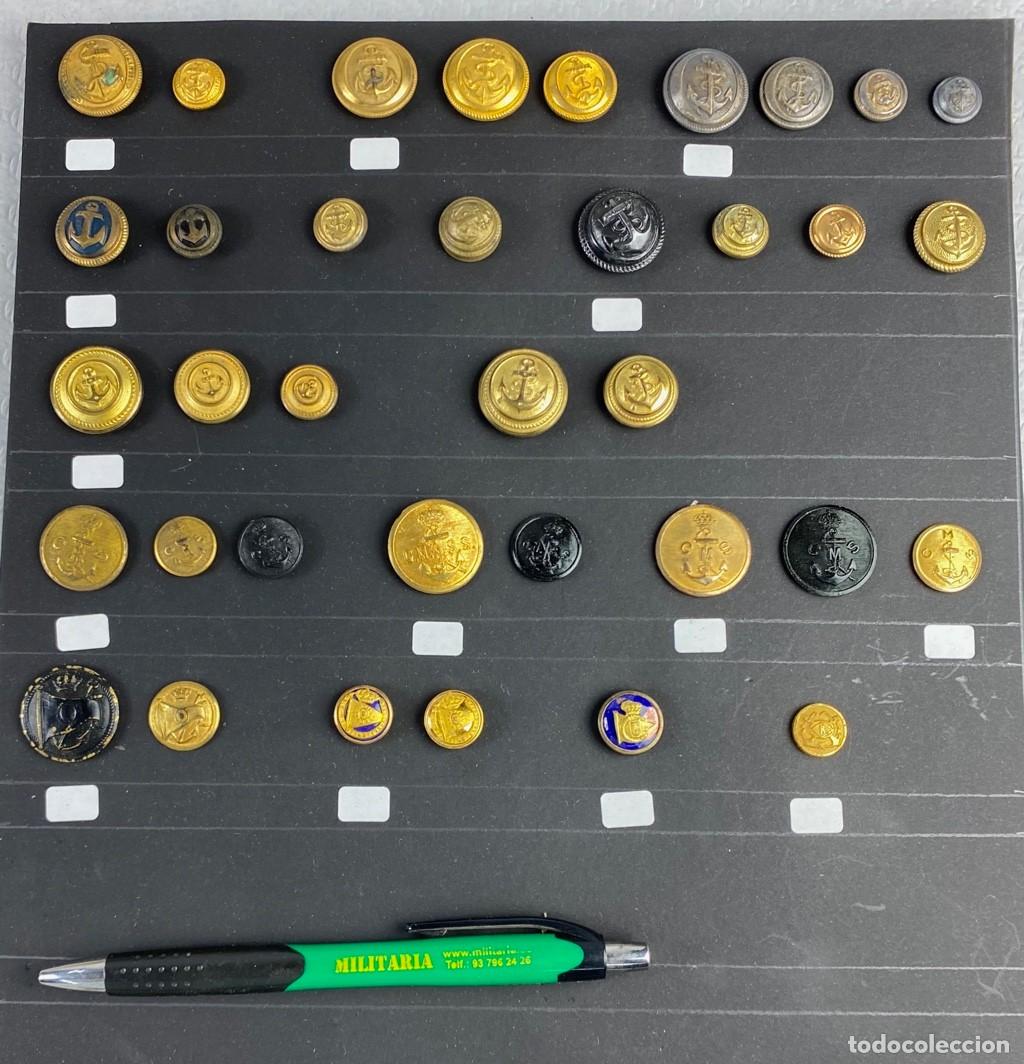 Militaria: BANDEJA de botones surtidos con 36 botones diferentes 11