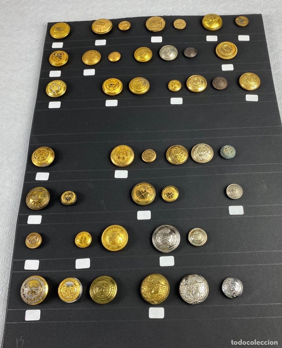 Militaria: BANDEJA de botones surtidos con 43 botones diferentes 12