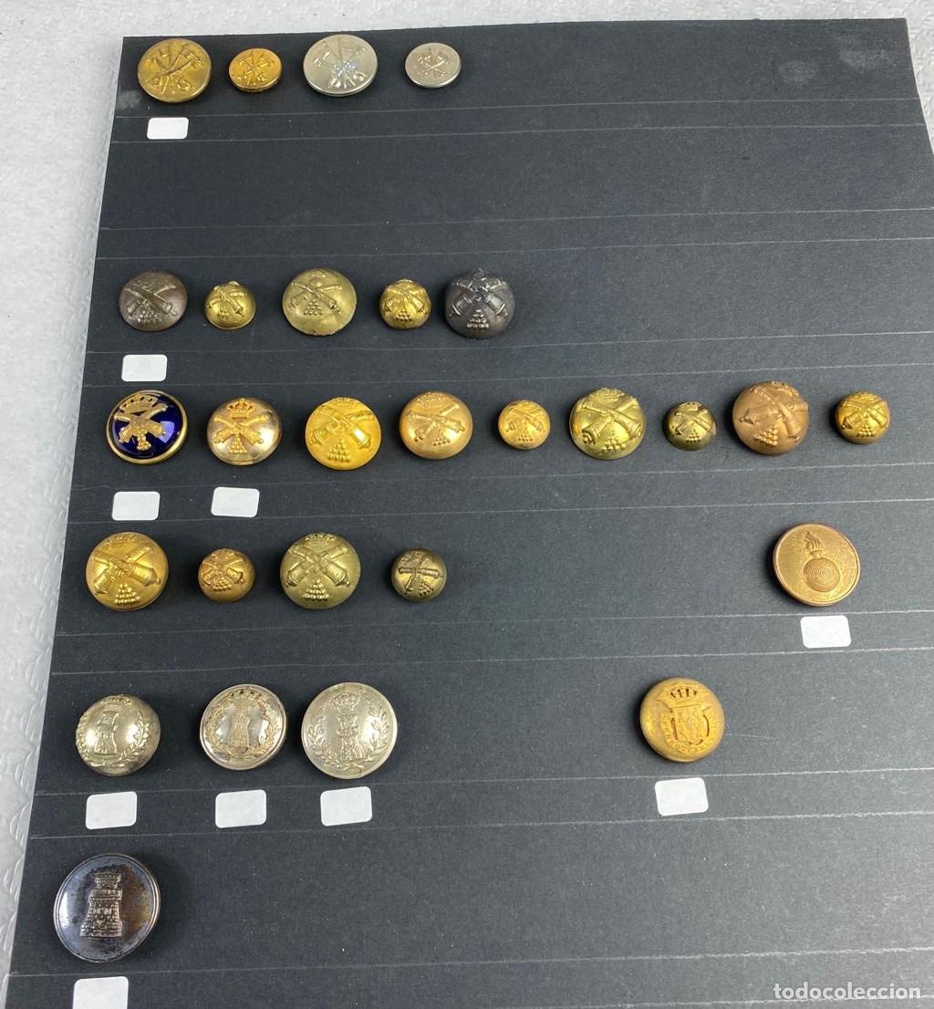 Militaria: BANDEJA de botones surtidos con 30 botones diferentes 14
