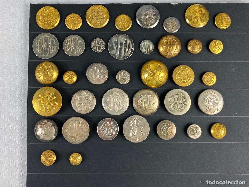 Militaria: BANDEJA de botones surtidos con 38 botones diferentes 15