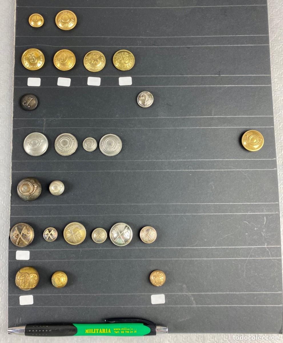 Militaria: BANDEJA de botones surtidos con 24 botones diferentes 16