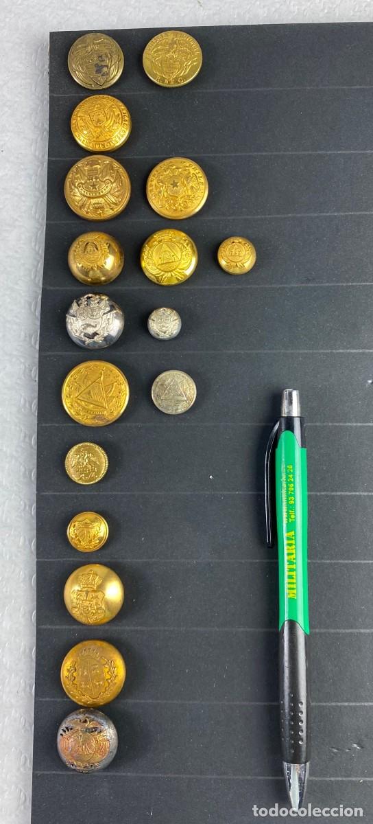 Militaria: BANDEJA de botones surtidos con 17 botones diferentes 17