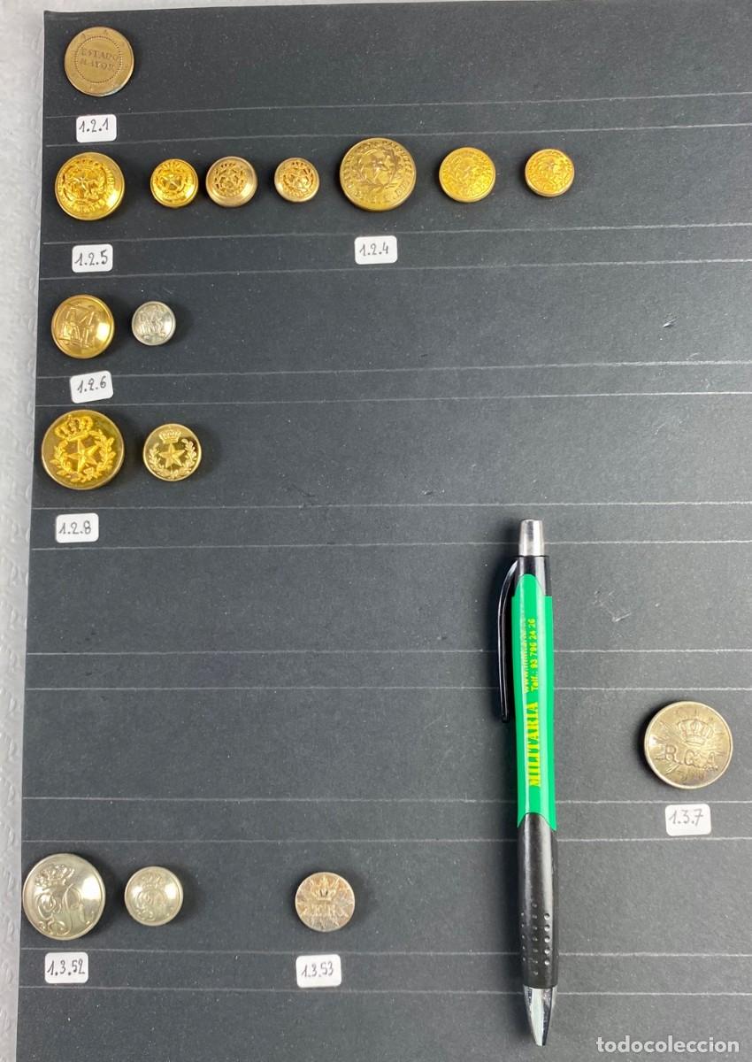 Militaria: BANDEJA de botones surtidos con 16 botones diferentes 19