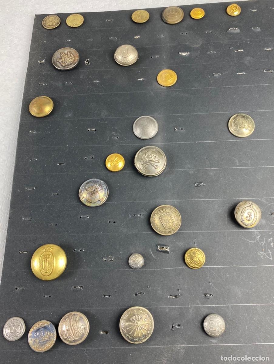 Militaria: BANDEJA de botones surtidos con 25 botones diferentes 20
