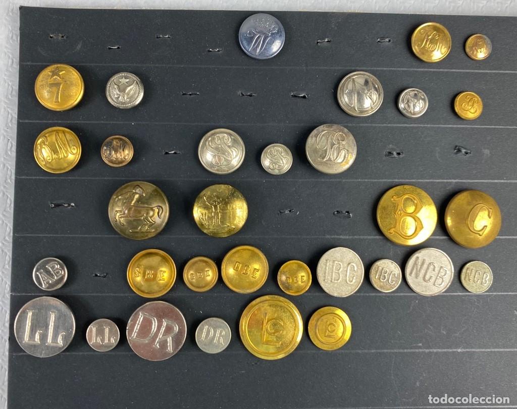 Militaria: BANDEJA de botones surtidos con 32 botones diferentes 21