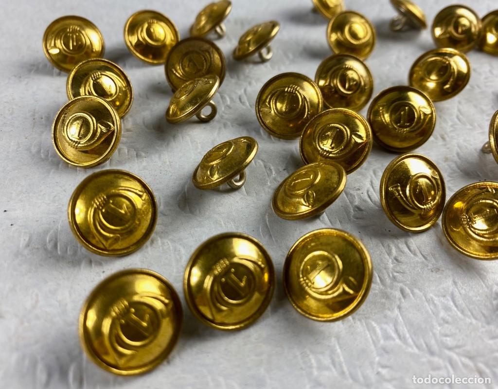 Militaria: 1er BATALL&Oacute;N de CAZADORES sobredorados lote de 34 botones de 15mm Siglo XIX 85