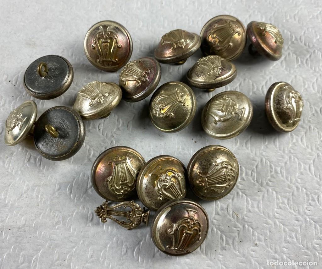 Militaria: M&Uacute;SICO MILITAR lote de 17 botones plateados de 22mm Siglo XIX 86