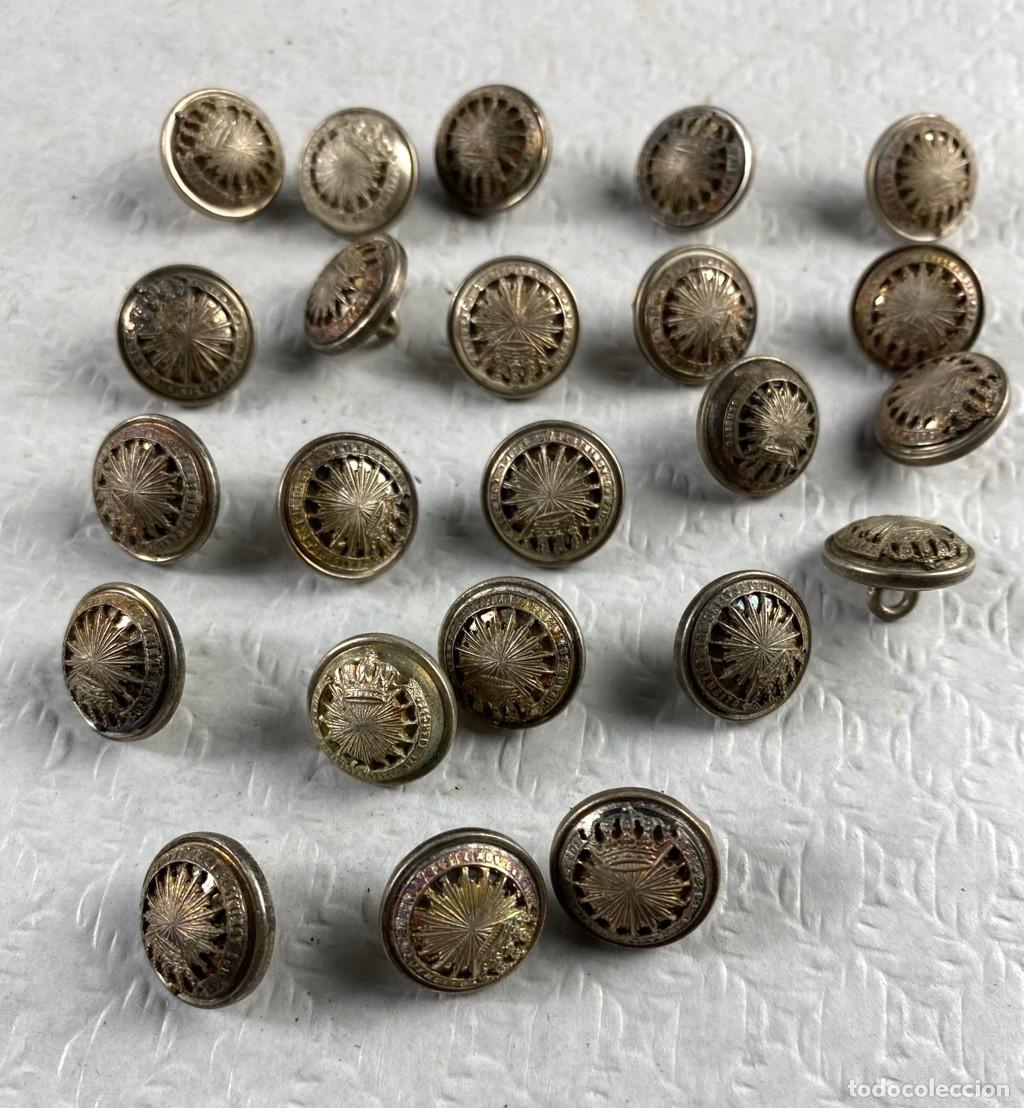 Militaria: CUERPO DE ADMINISTRACI&Oacute;N DEL ESTADO lote de 23 botones plateados 14mm de dos piezas Siglo XIX 91
