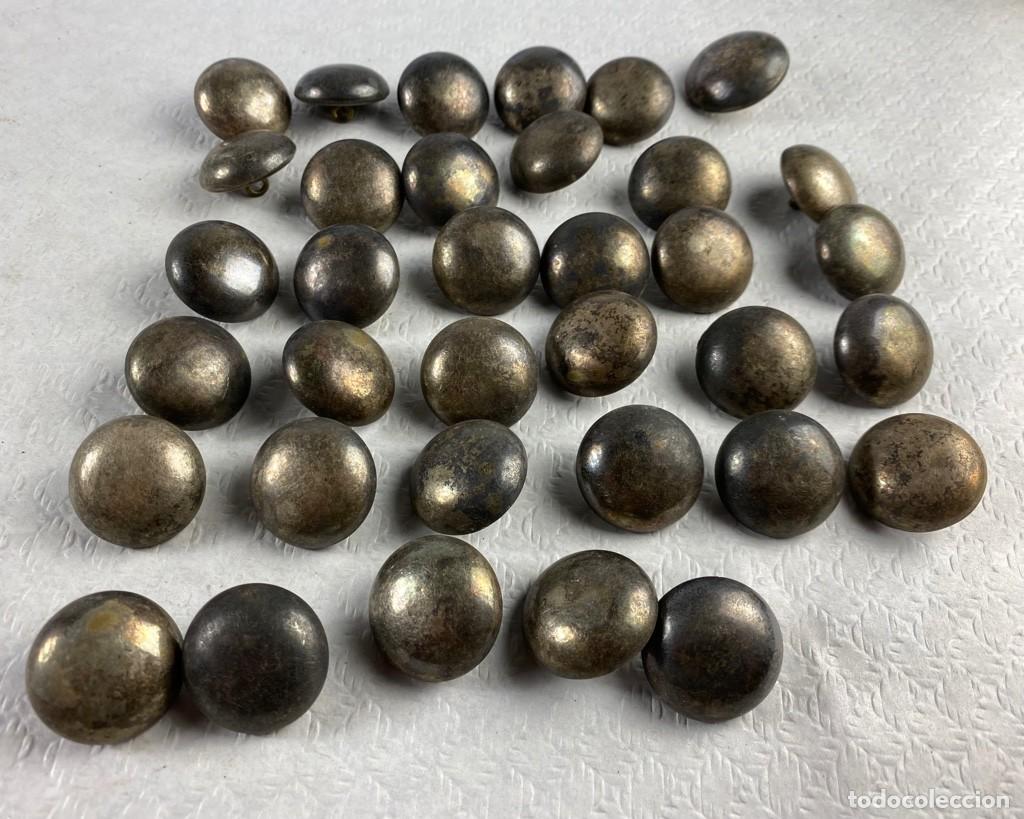 Militaria: LISOS aparentemente cubierta de plata lote de 35 botones de 25mm Siglo XIX 95