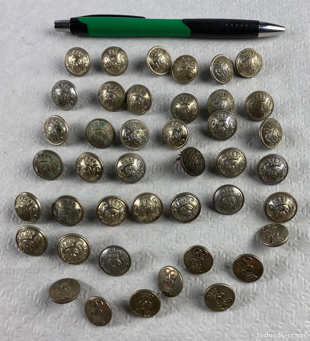 Militaria: GUARDIA CIVIL CORONA Y REP&Uacute;BLICA lote de 42 de botones plateados de 16mm Siglo XIX 97