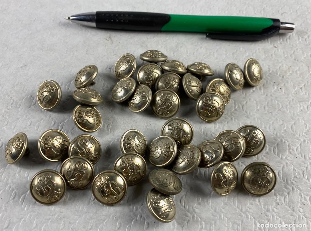 Militaria: GUARDIA REAL lote de 36 de botones plateados de 16mm Siglo XIX 98