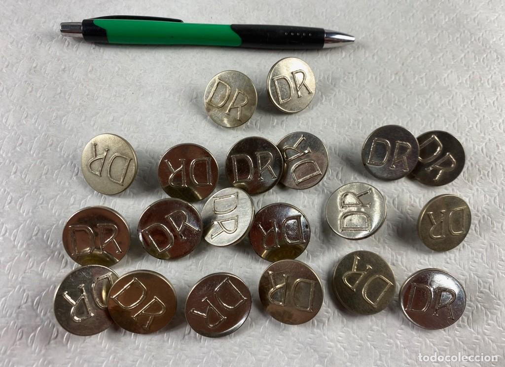 Militaria: DR lote de 20 de botones de 25mm Siglo XIX 107