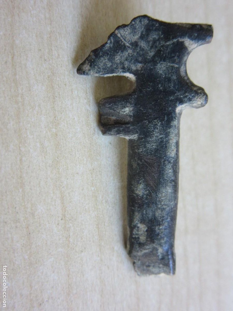 Militaria: Parte de hebilla visigoda de bronce con forma cabeza de animal Medida 3,6 cm