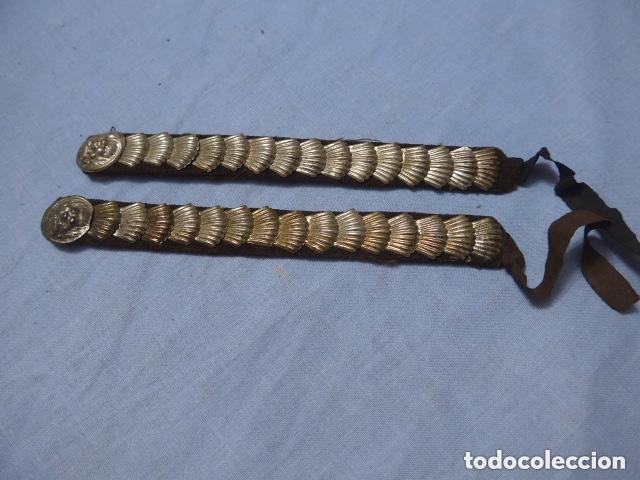Militaria: Antiguas carrilleras de caballeria de casco o gorra, con leon, originales.