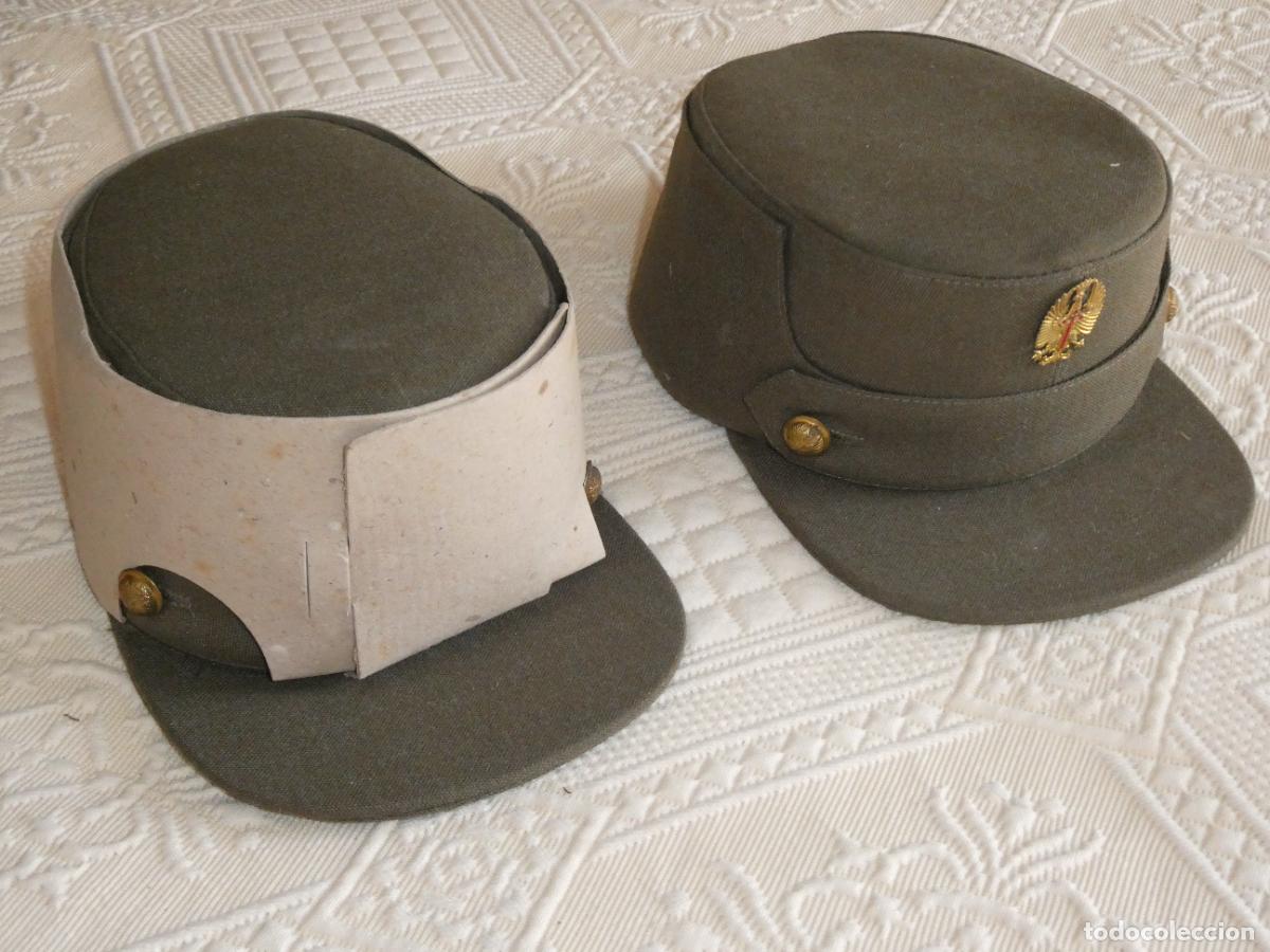 Militaria: 2 GORRAS MILITARES. EJ&Eacute;RCITO DE TIERRA. TALLA 54. A&Ntilde;OS 70 VALLE. 340GR