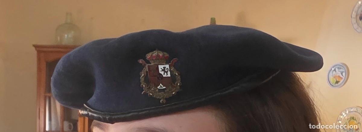 Militaria: Boina guardia real, insignia esmaltada